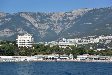 Yalta, Crimea 6 Eylül 2017: Denizden Yalta şehir görünümünü
