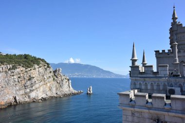 Kırım 'daki Karadeniz' deki kayanın üzerindeki ünlü Kırlangıç Yuvası şatosu.