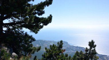 Dan Mount Ai-Petri Karadeniz kıyısında görüntüleyin. Yalta, Crimea