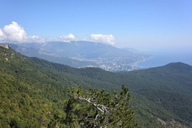 Dan Mount Ai-Petri Karadeniz kıyısında görüntüleyin. Yalta, Crimea