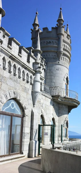 位于克里米亚黑海岩石上的著名城堡燕窝 — 图库照片