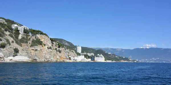 Blick Auf Den Stadtrand Von Yalta Vom Meer Aus — Stockfoto