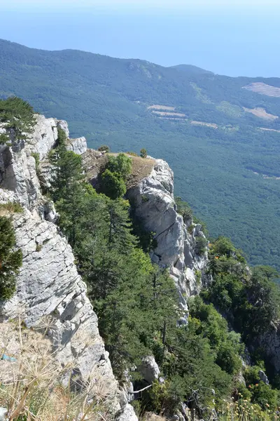 Dan Mount Ai-Petri Karadeniz kıyısında görüntüleyin. Yalta, Crimea