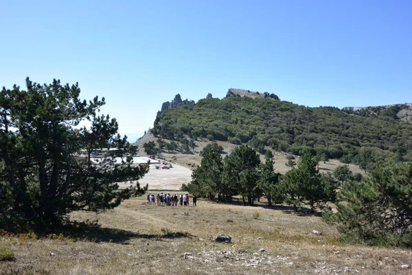 Yalta Crimea September 2007 Group Tourists Admire Landscape Mount Petri — Stock Photo, Image