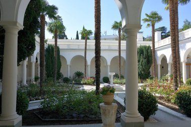Yalta, Crimea - 11 Ekim 2017: Livadia Sarayı İtalyan avlusu eski Güney evi Rus İmparatorluğu mi. 1911 yılında yapılmıştır.