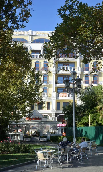 Toeristen in een café aan de kade van Jalta — Stockfoto