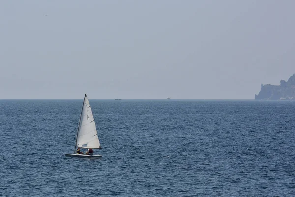 Touristes ayant un repos sur la mer Noire sur des moyens flottants — Photo
