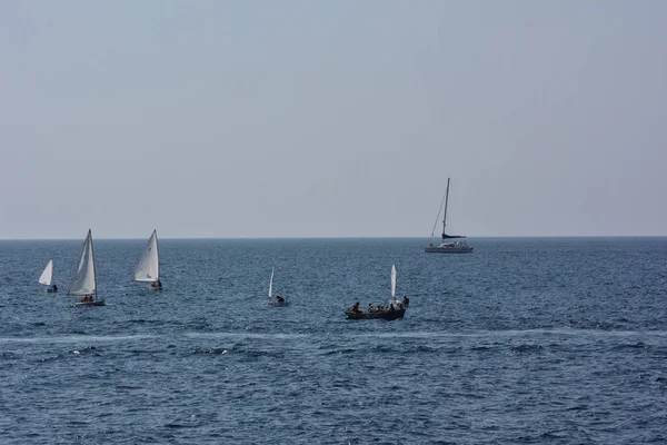 Touristes ayant un repos sur la mer Noire sur des moyens flottants — Photo