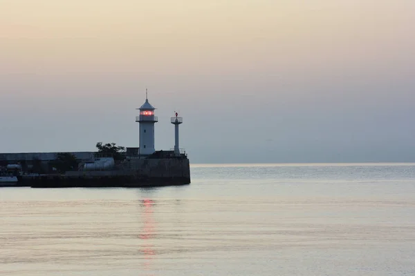 Vista del faro del puerto marítimo de Yalta —  Fotos de Stock