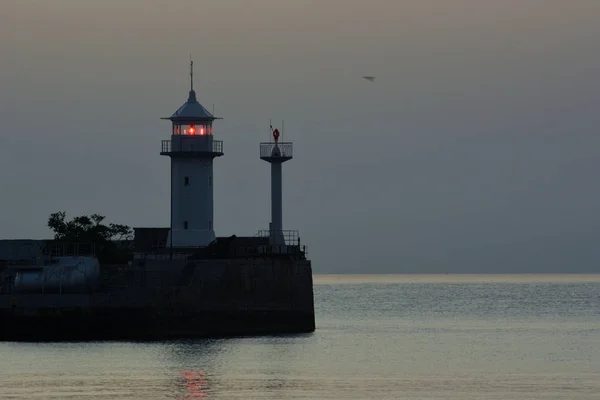 Blick auf den Leuchtturm des Seehafens von Yalta — Stockfoto