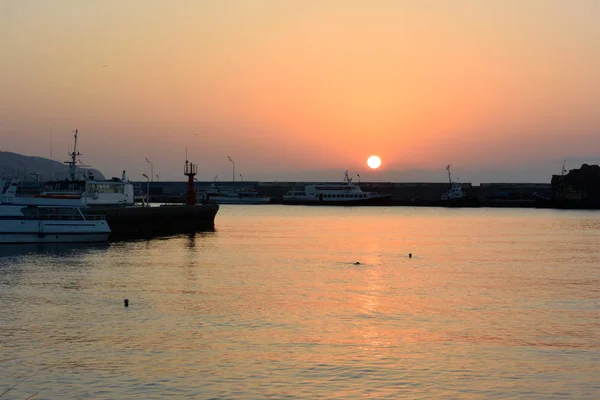 Nascer do sol sobre o porto de Yalta — Fotografia de Stock