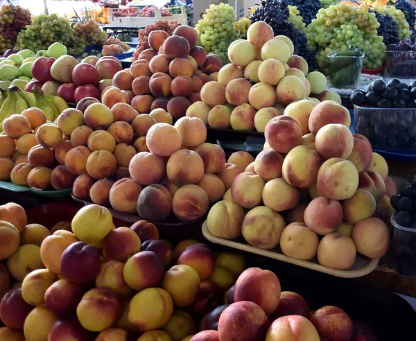 Fruits de Crimée sur le marché de la ville à Yalta — Photo