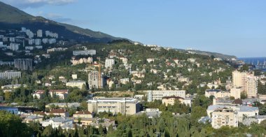 Teleferik kabin üzerinden Yalta şehir görünümünü