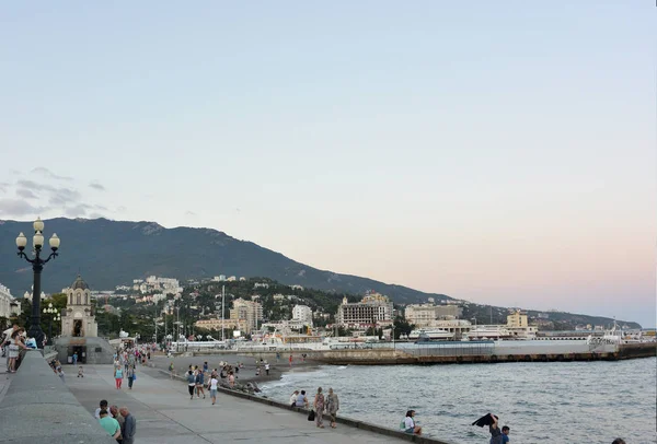 Uitzicht op de dijk van de avond van de stad van Jalta — Stockfoto