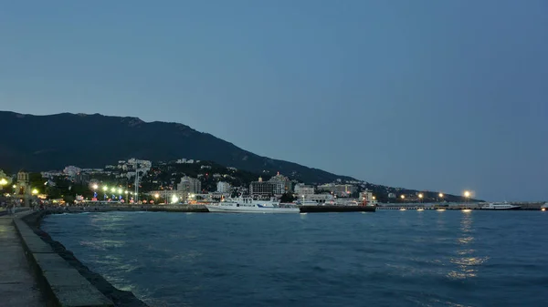 Veduta del terrapieno serale della città di Yalta — Foto Stock