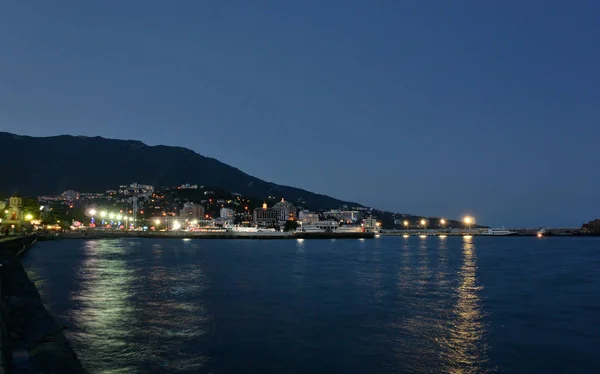 Uitzicht op de dijk van de avond van de stad van Jalta — Stockfoto