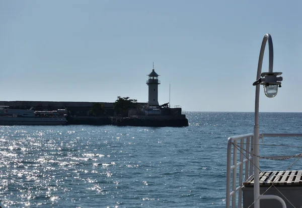 Vista do farol do porto marítimo de Yalta — Fotografia de Stock