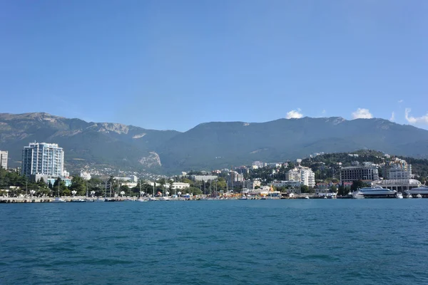 Veduta della città di Yalta dal mare — Foto Stock