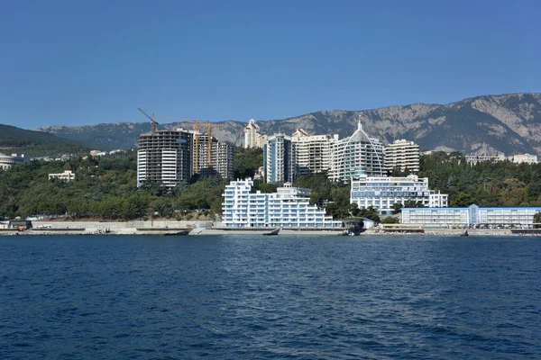 Veduta della città di Yalta dal mare — Foto Stock