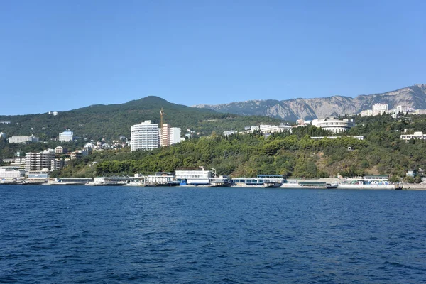 Vista da cidade de Yalta do mar — Fotografia de Stock