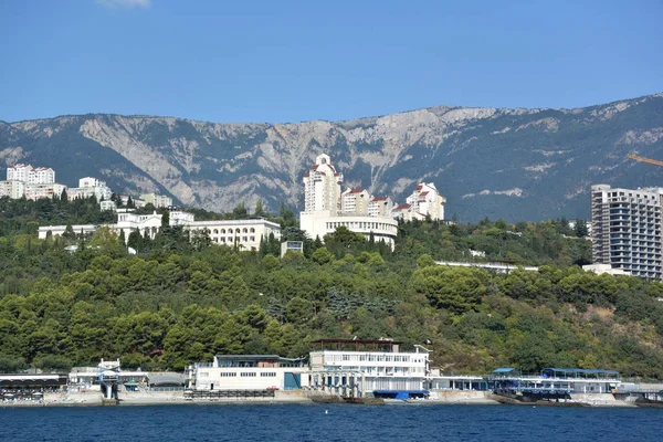 Veduta della città di Yalta dal mare — Foto Stock