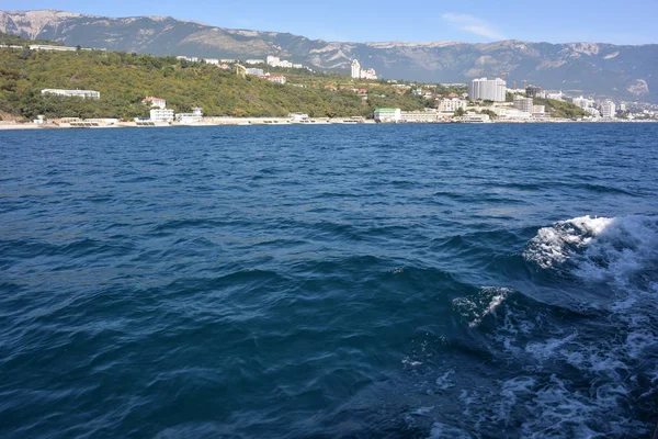 Vista de la ciudad de Yalta desde el mar — Foto de Stock