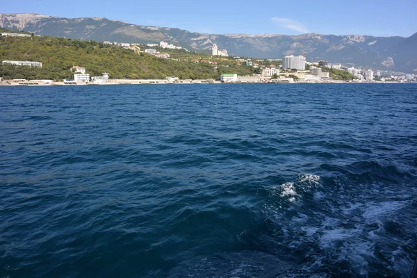 Vista de la ciudad de Yalta desde el mar — Foto de Stock