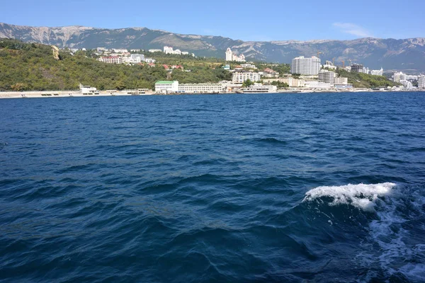 Vista de la ciudad de Yalta desde el mar — Foto de Stock