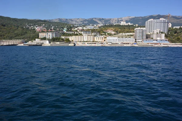 Vista da cidade de Yalta do mar — Fotografia de Stock
