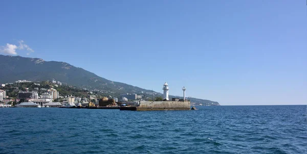 Перегляд маяк морський порт Ялта — стокове фото