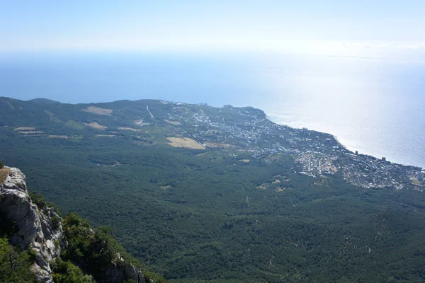 Blick vom Berg ai-petri an der Schwarzmeerküste — Stockfoto