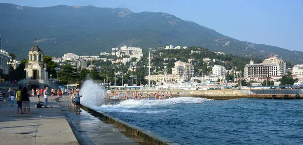 Uitzicht op de dijk van de stad van Jalta — Stockfoto