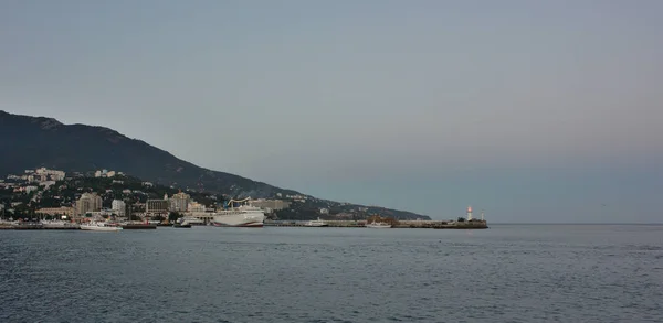 Il porto di Yalta dopo il tramonto — Foto Stock