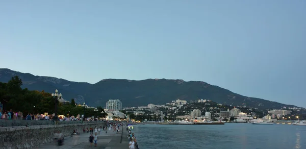 Vista del terraplén de la tarde de la ciudad de Yalta — Foto de Stock