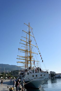 Yalta limanındaki iskelede gemiler