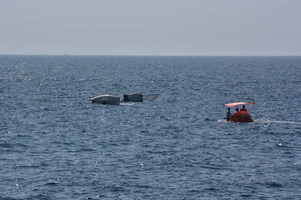 Touristes ayant un repos sur la mer Noire sur des moyens flottants — Photo