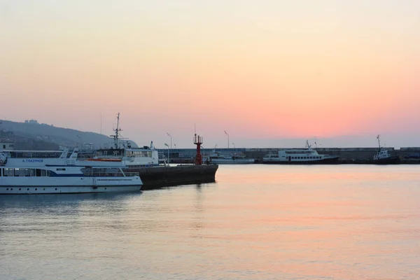 Nascer do sol sobre o porto de Yalta — Fotografia de Stock