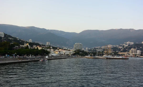 Veduta del terrapieno serale della città di Yalta — Foto Stock