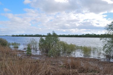 Bahar yüksek su irtiş Nehri üzerinde