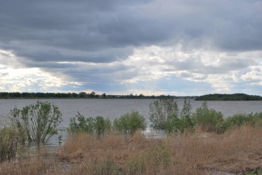 Bahar yüksek su irtiş Nehri üzerinde