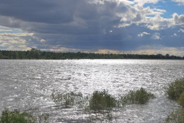 Bahar yüksek su irtiş Nehri üzerinde
