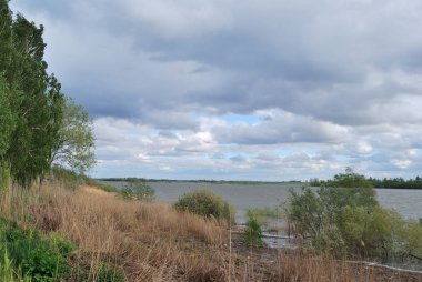 Bahar yüksek su irtiş Nehri üzerinde