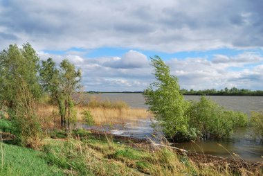 Bahar yüksek su irtiş Nehri üzerinde