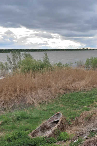 Джерельна вода високої на березі Іртиша — стокове фото