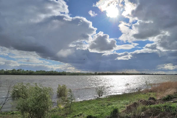 Джерельна вода високої на березі Іртиша — стокове фото