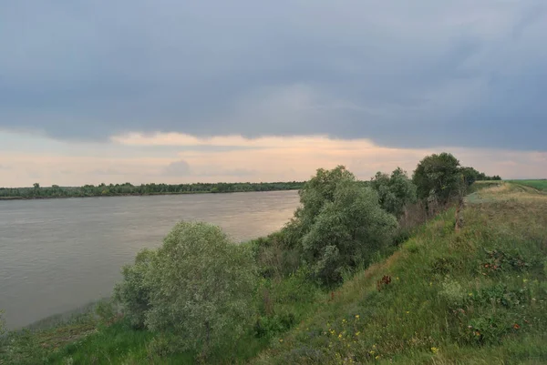 Soirée sur le fleuve Irtych, région d'Omsk, Sibérie, Russie — Photo