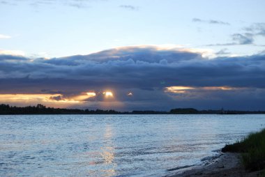 Akşamları Irtysh Nehri, Omsk Bölgesi, Sibirya, Rusya                              