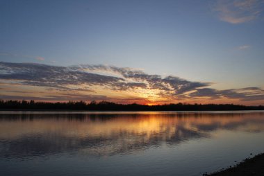 Akşamları Irtysh Nehri, Omsk Bölgesi, Sibirya, Rusya       