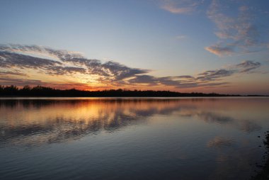 Akşamları Irtysh Nehri, Omsk Bölgesi, Sibirya, Rusya       