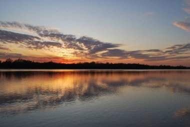 Akşamları Irtysh Nehri, Omsk Bölgesi, Sibirya, Rusya       
